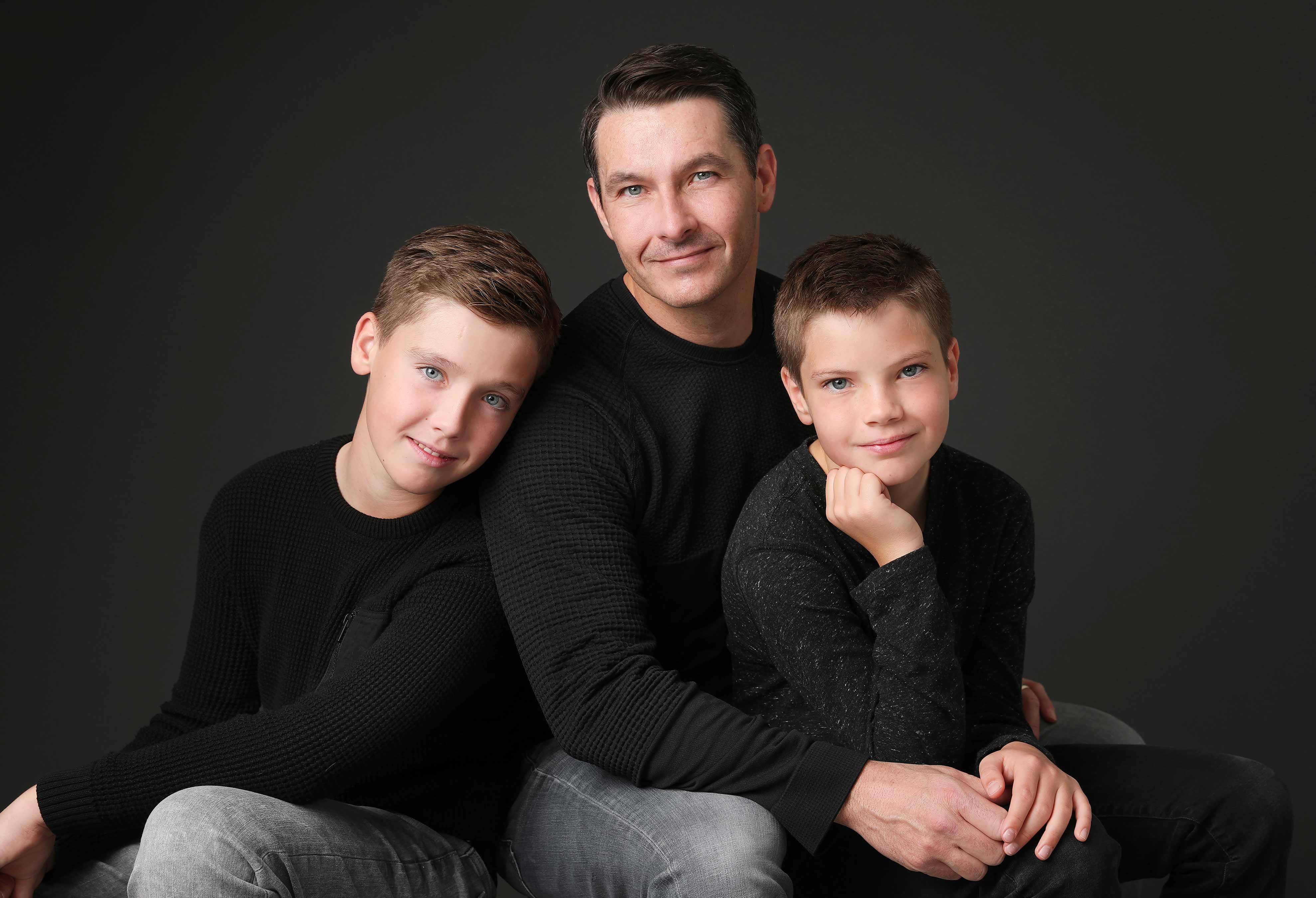 family-photographers-london-ontario-kids-sibligs-children-babies-photography-studio-professional-paula-tizzard