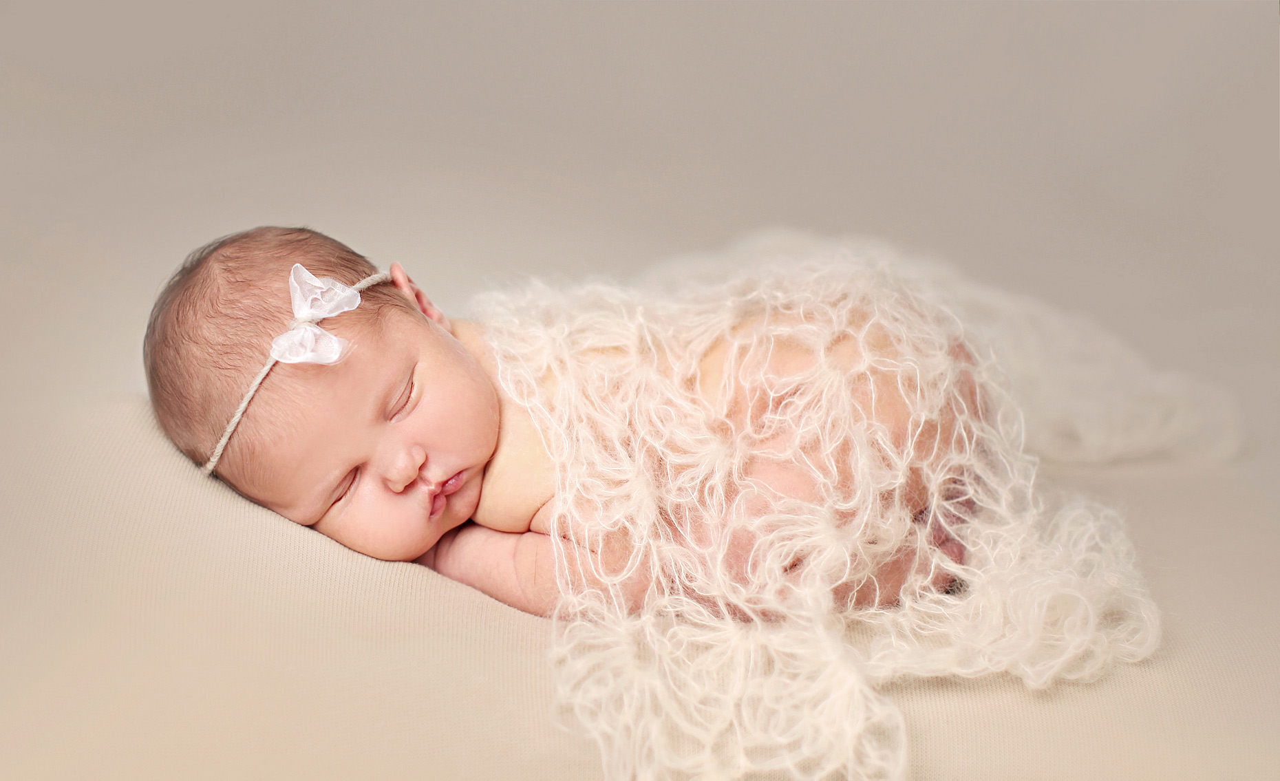 Paula Tizzard newborn photographer